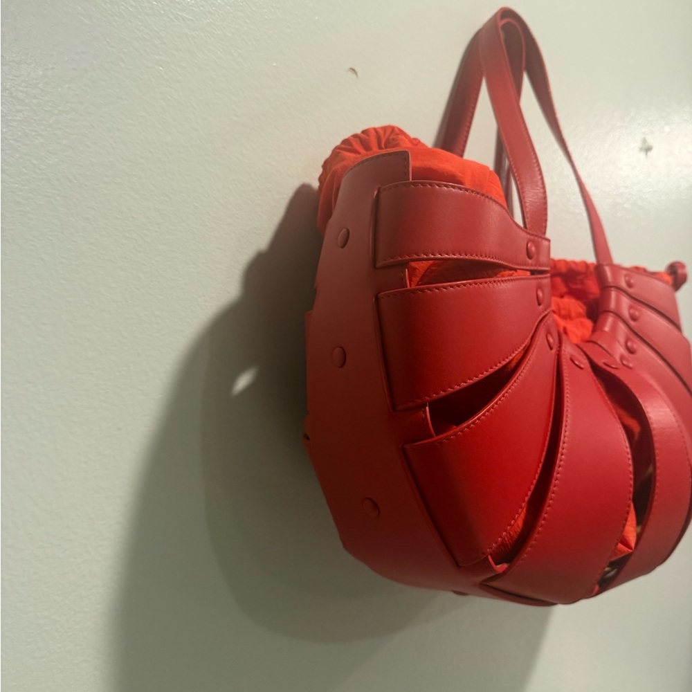 New - Bottega Veneta
Chili Tomato Calfskin Leather Large Shell Bag - Picture 14 of 17